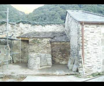 Pose de tuiles et de tuiles anciennes sur Foix